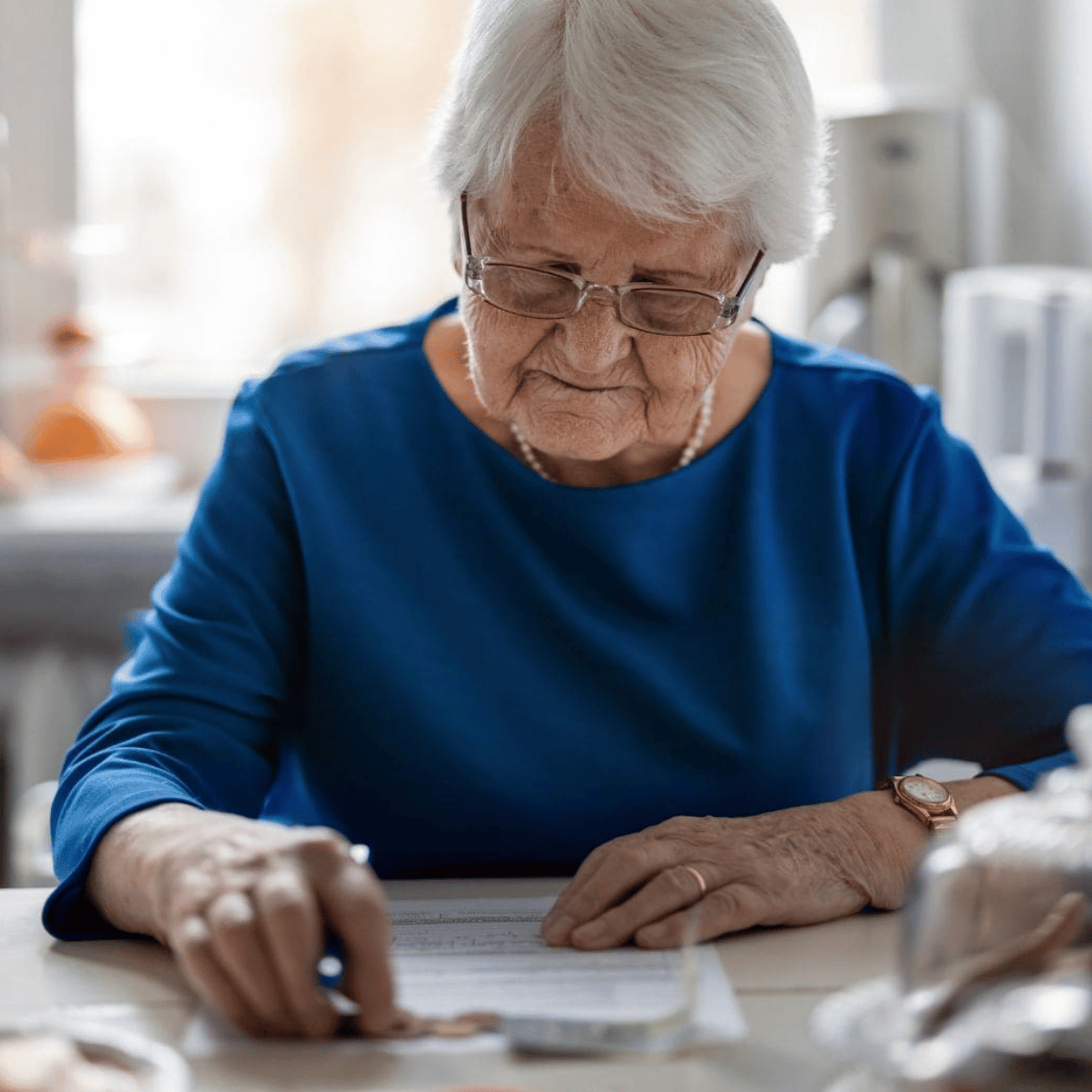 Adulta mayor trabajando con documentos